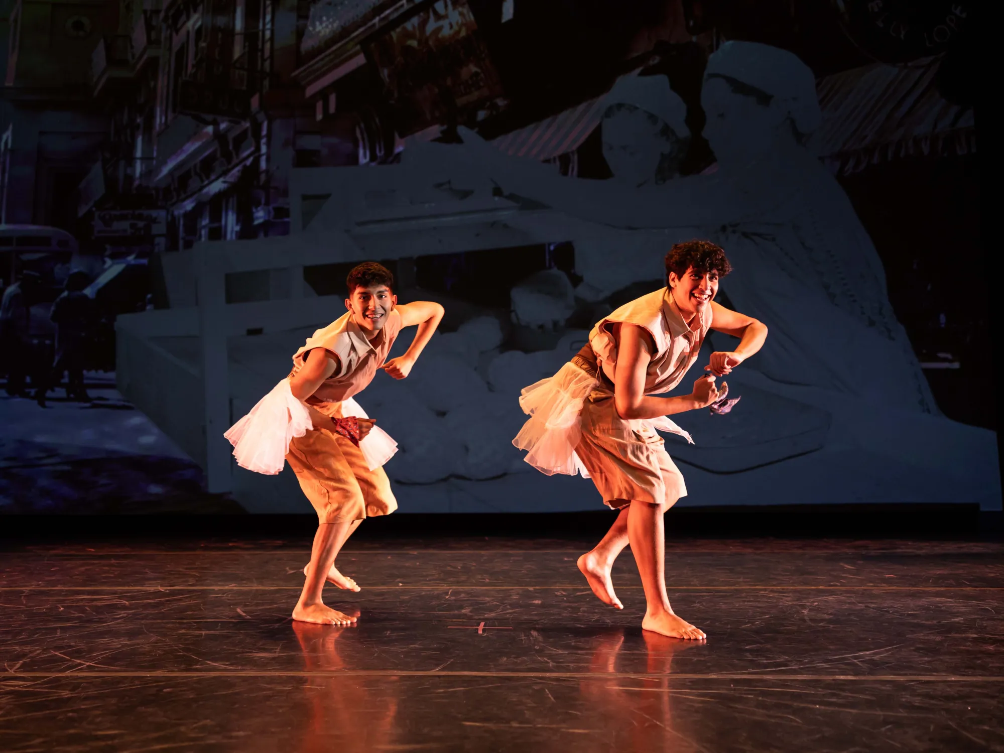 Two dancers open the show in the number Vacíos, twisting their bodies to the rhythm.