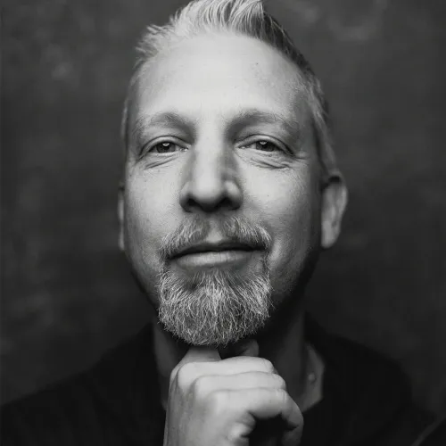 Headshot for voice, speech and dialect specialist and visiting guest lecturer Rob Hahn
