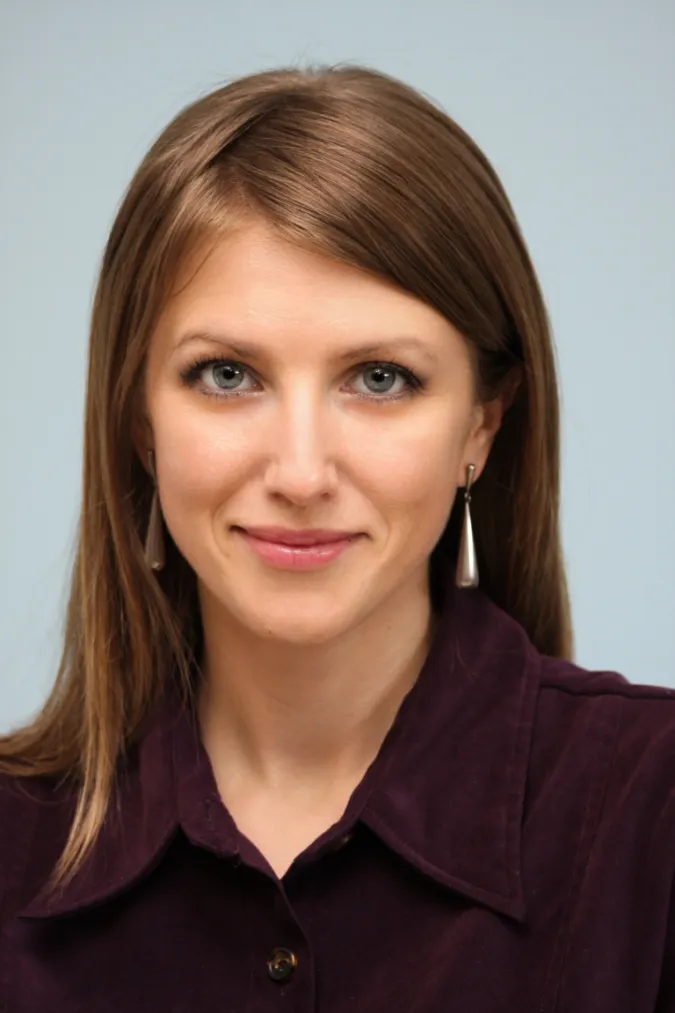 molly roy headshot