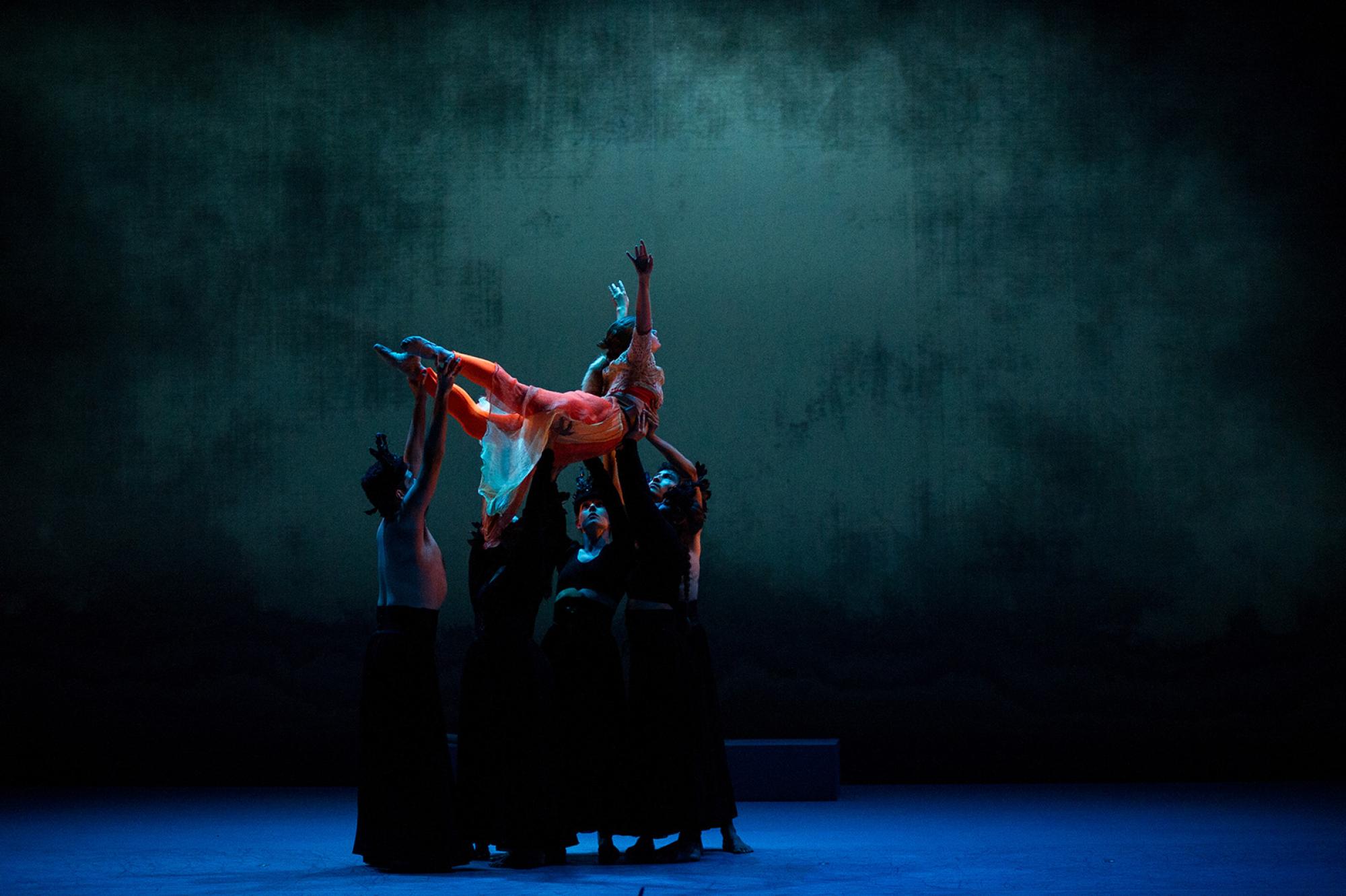 Fall For Dance image of dancers lifting a soloist