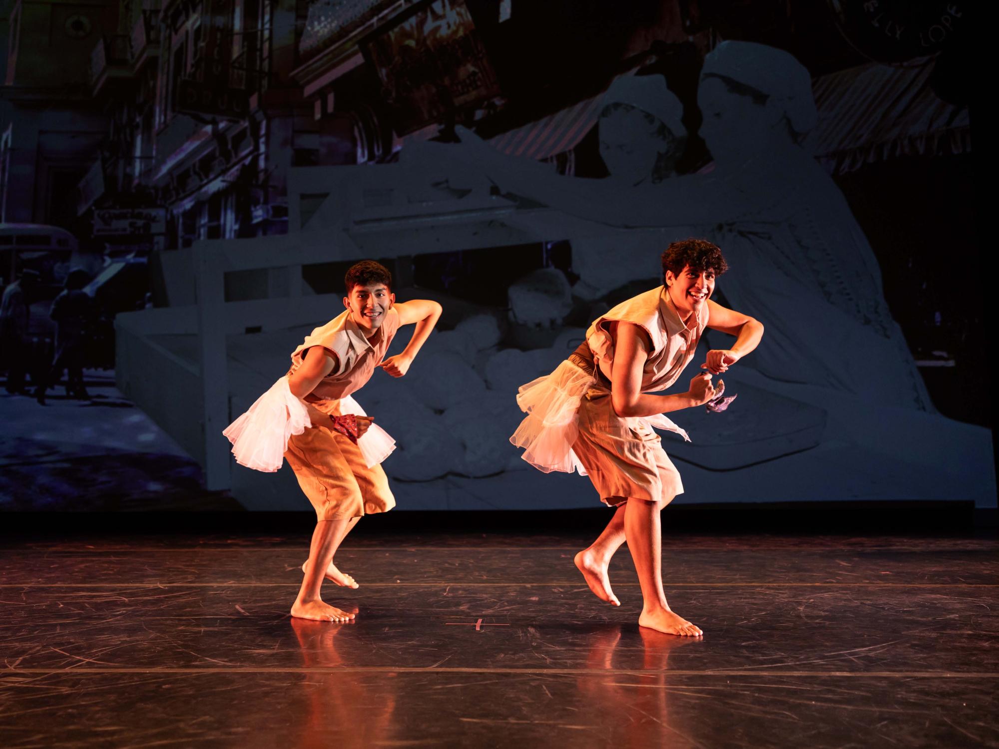 Two dancers open the show in the number Vacíos, twisting their bodies to the rhythm.