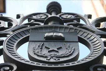 UT Austin Crest at Main Tower