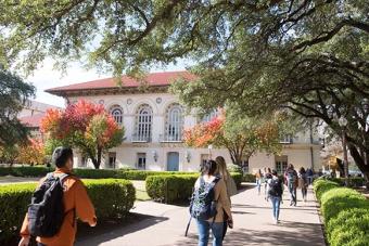 ut austin students on campus